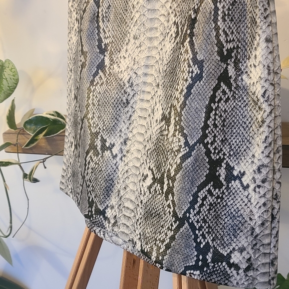 Grey faux snakeskin Dynamite mini skirt NWT - Picture 6 of 8